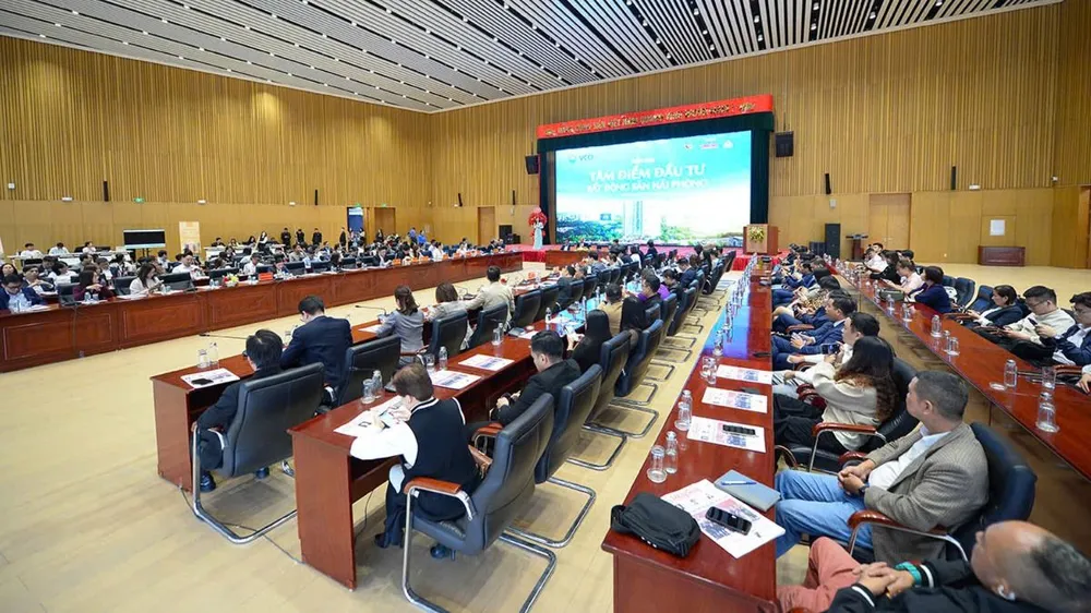 Quang cảnh diễn đàn chiều 27-11