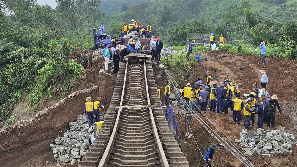 Các điểm hư hỏng nặng đang được sửa chữa