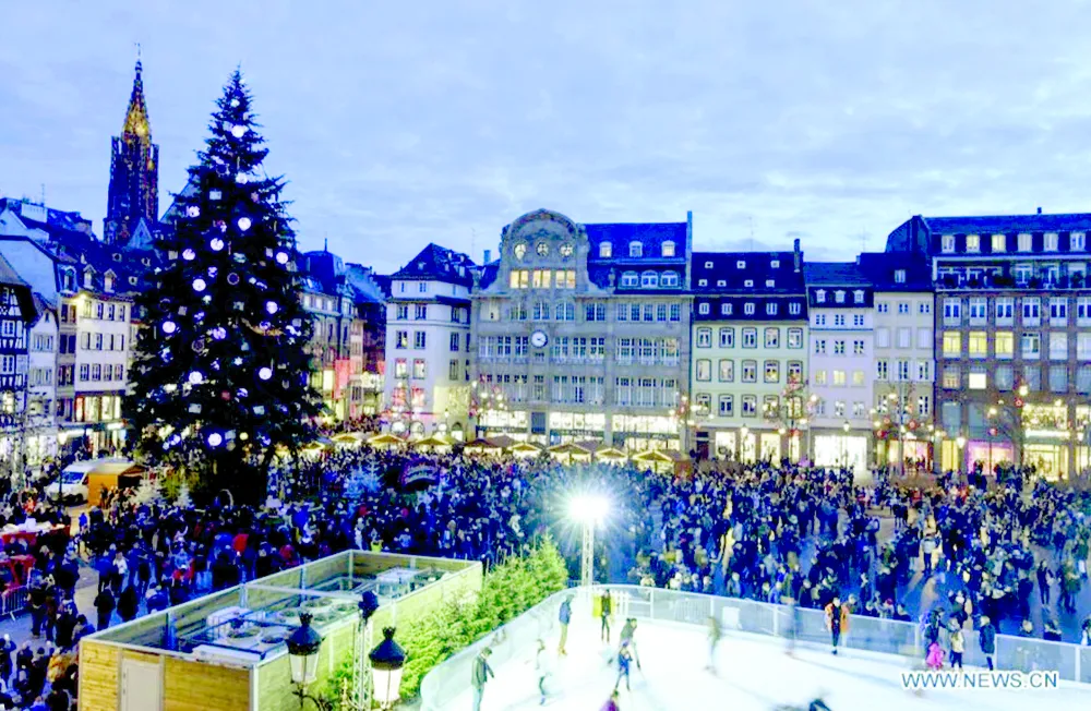 Chợ Giáng sinh Strasbourg. Ảnh: XINHUA 