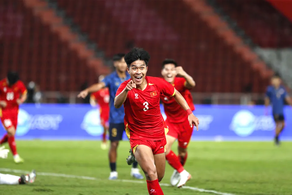 Tuyển thủ Lý Đức (U22 Việt Nam) vui mừng với chiến thắng trước đội chủ nhà Thái Lan trong trận chung kết. Ảnh: DŨNG PHƯƠNG