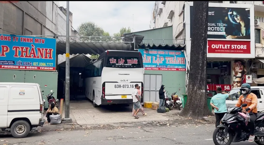 Nhà xe Tân lập Thành vào văn phòng tạm bợ trên đường Hùng Vương, TPHCM chờ gom khách