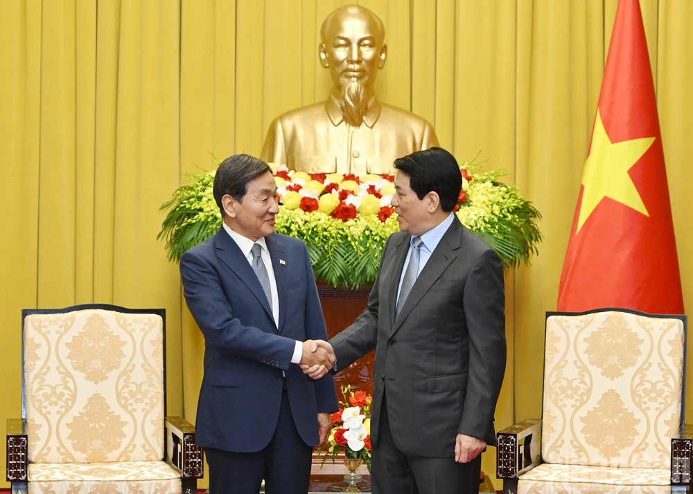 国家主席梁强与韩国总统特使朴昌达交谈。 ctn-tiep-khach-hq1-17538705805161130769804.jpg