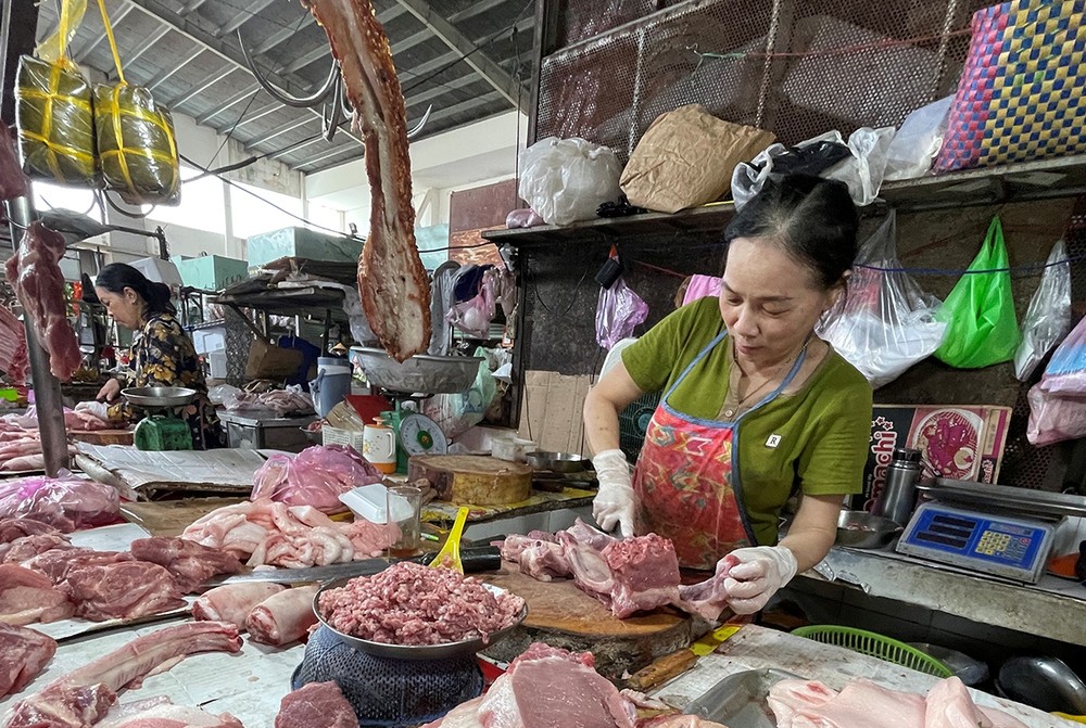 商贩在胡志明市浸石坊浸石市场售卖猪肉。