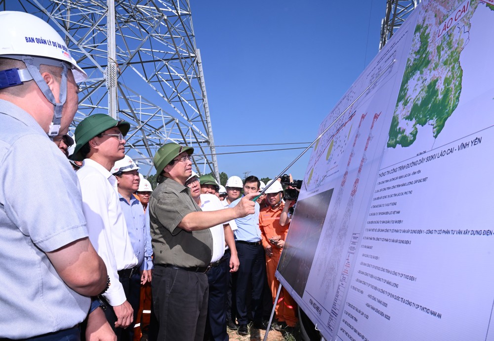 范明政总理在富寿省泰和乡视察老街-永安500千伏输电线路项目施工进度。