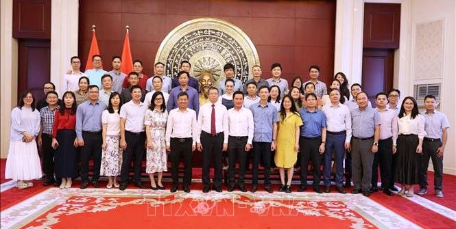 代表们合照留念。