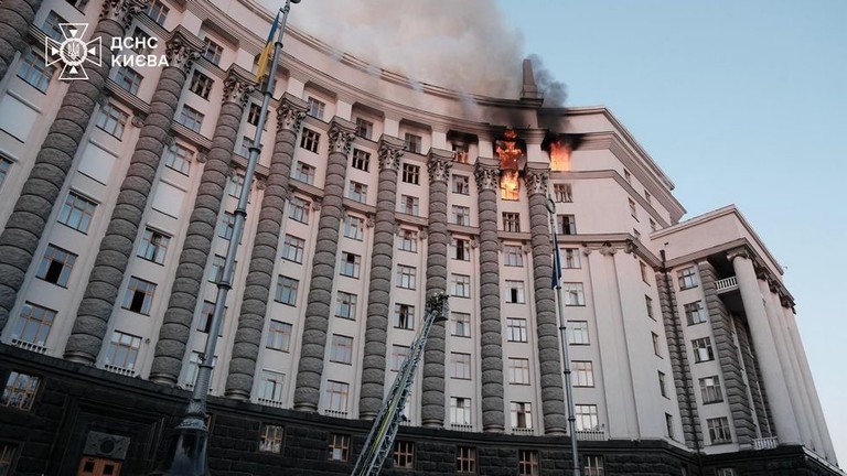 位于基辅的乌政府大楼遭到自俄乌冲突爆发以来的首次袭击。