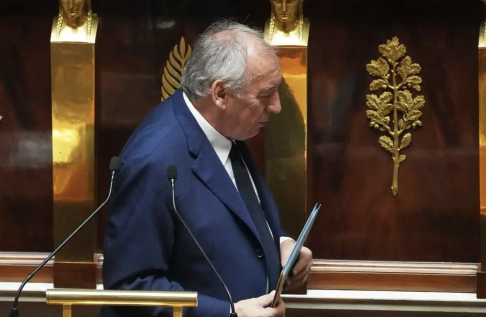 法国总理贝鲁在位于巴黎的国民议会内发表演讲。