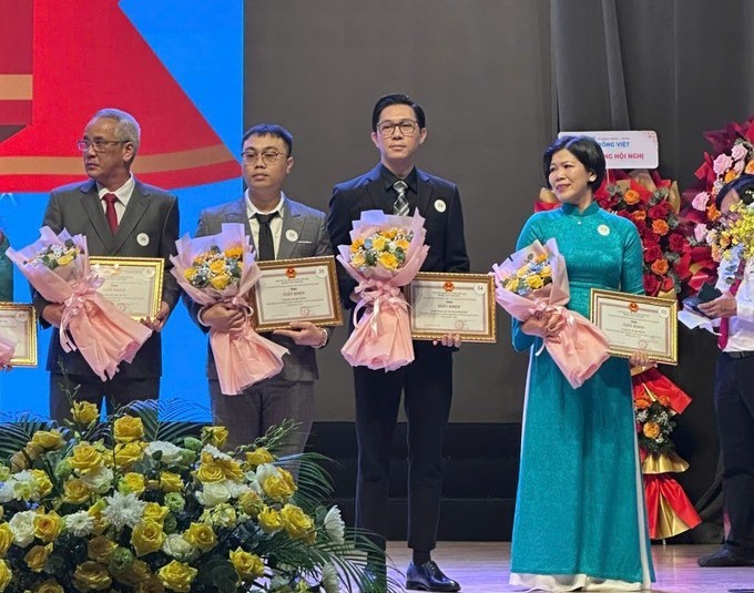 市商业华语培训中心校长黄景君（右二）代表中心上台领奖。