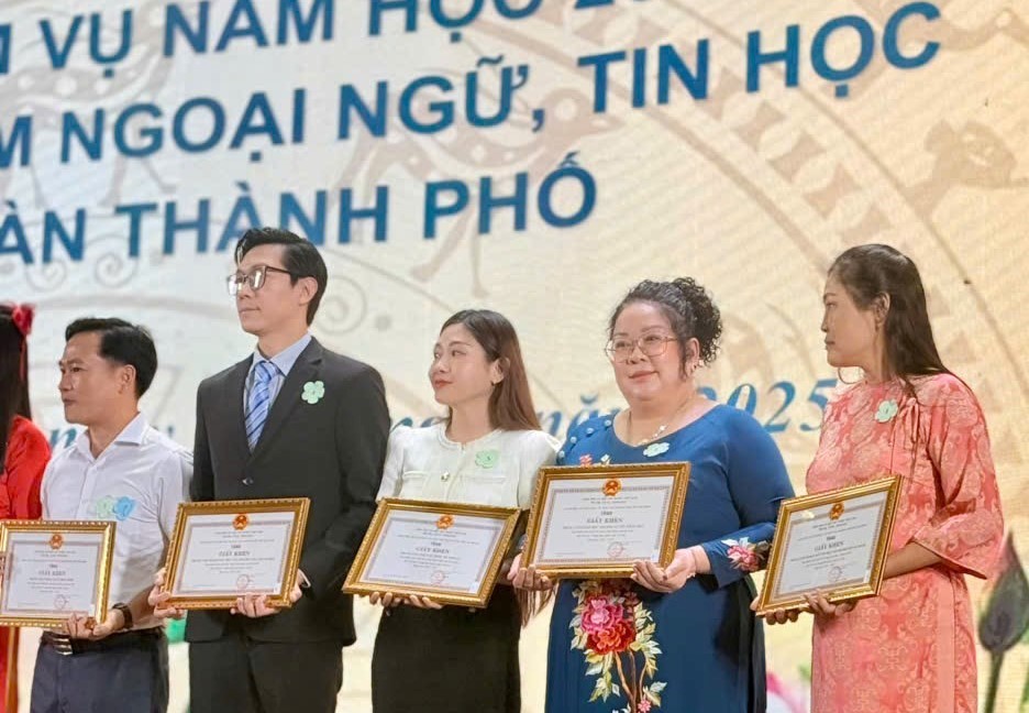 市华语成人教育中心主任钱美秀（右二）上台领奖。