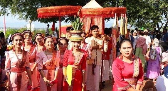 烈日炎风的中部地区，占族人以其独特的文化为越南增添了绚丽色彩。