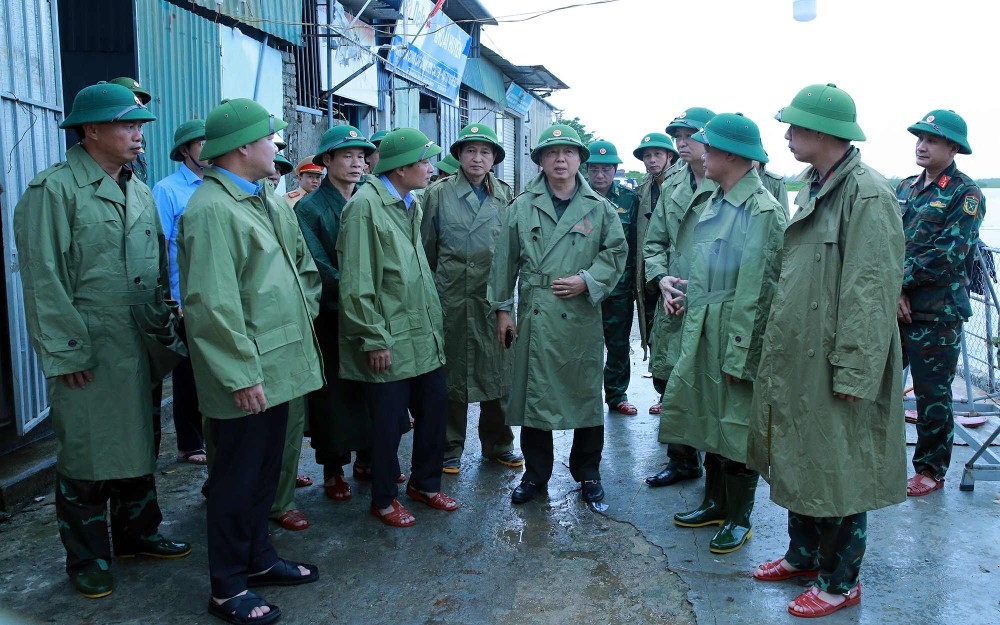 政府副总理陈红河和工作团检查 义安省应对10号台风的实际情况。