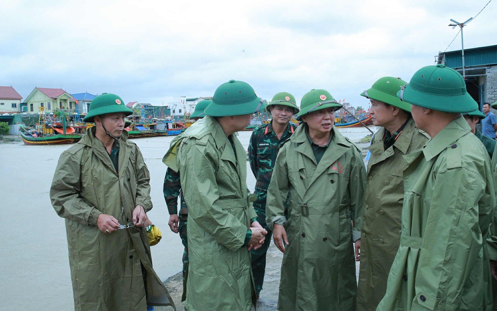 政府副总理陈红河率代表团视察义安省10号台风的应对工作。