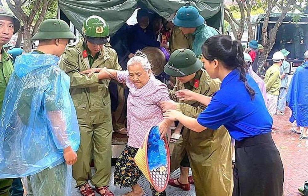 部队协助民众迁移避风。