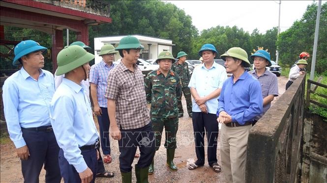 广治省人民委员会副主席黄南率相关部门检查艾子水库区域防洪减灾工作。