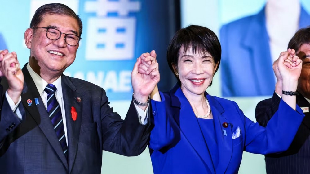 高市女士和日本前首相石破茂庆祝当选日本自民党总裁。