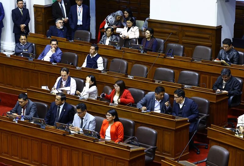 秘鲁国会9日晚召开特别全体会议现场。