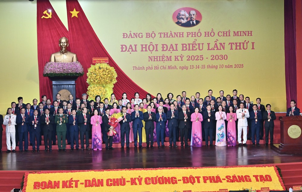 出席党十四大胡志明市代表团亮相。