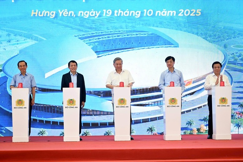 党中央总书记苏林与各位代表出席开工仪式。