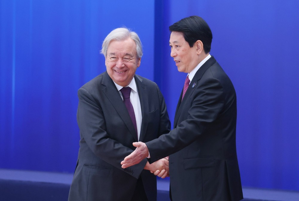 越南国家主席梁强迎接联合国秘书长安东尼奥·古特雷斯。