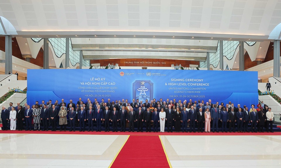 越南国家主席梁强、联合国秘书长安东尼奥•古特雷斯与出席《河内公约》开放签署仪式代表团团长合影。