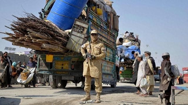 一名塔利班安全人员在阿富汗与巴基斯坦边境零点口岸站岗。视觉中国图