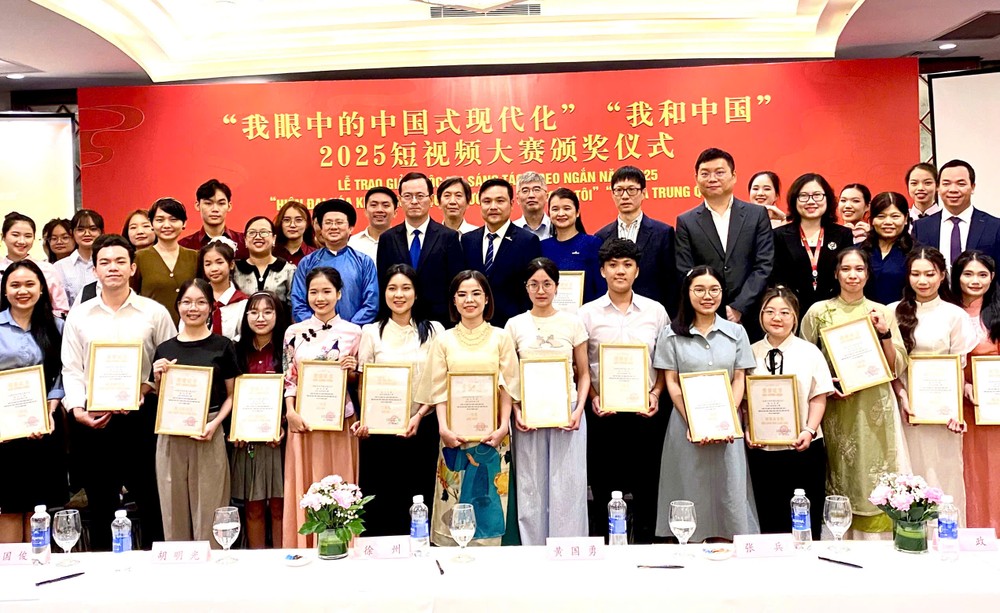 徐州副总领事与贵宾和获奖者合照。