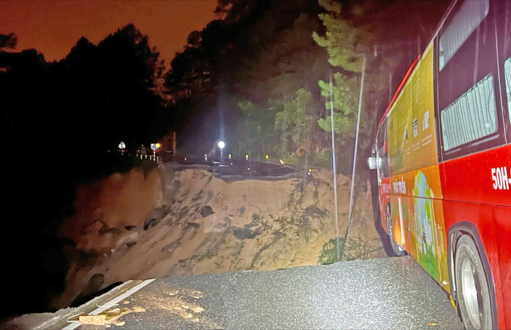 一辆客车差点坠入深坑。