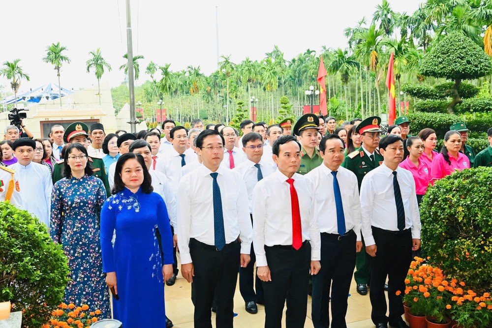 代表团在榕三岔路口国家历史遗迹敬香。