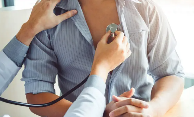 医生为呼吸疾病病人看诊。