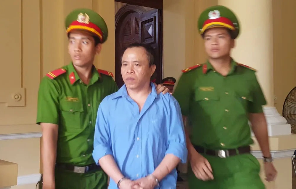 Người nhà bị hại đánh vợ bị cáo bất tỉnh ngay giữa sân tòa ảnh 1