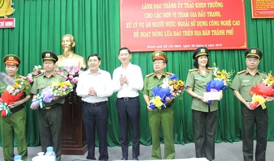 Lãnh đạo Thành ủy khen thưởng các đơn vị. Ảnh: M.HOA