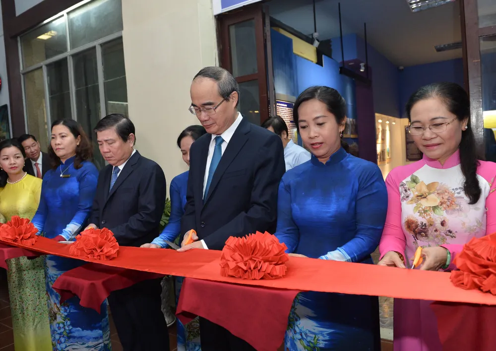 Lãnh đạo TPHCM dâng hương tưởng nhớ Chủ tịch Tôn Đức Thắng ảnh 2