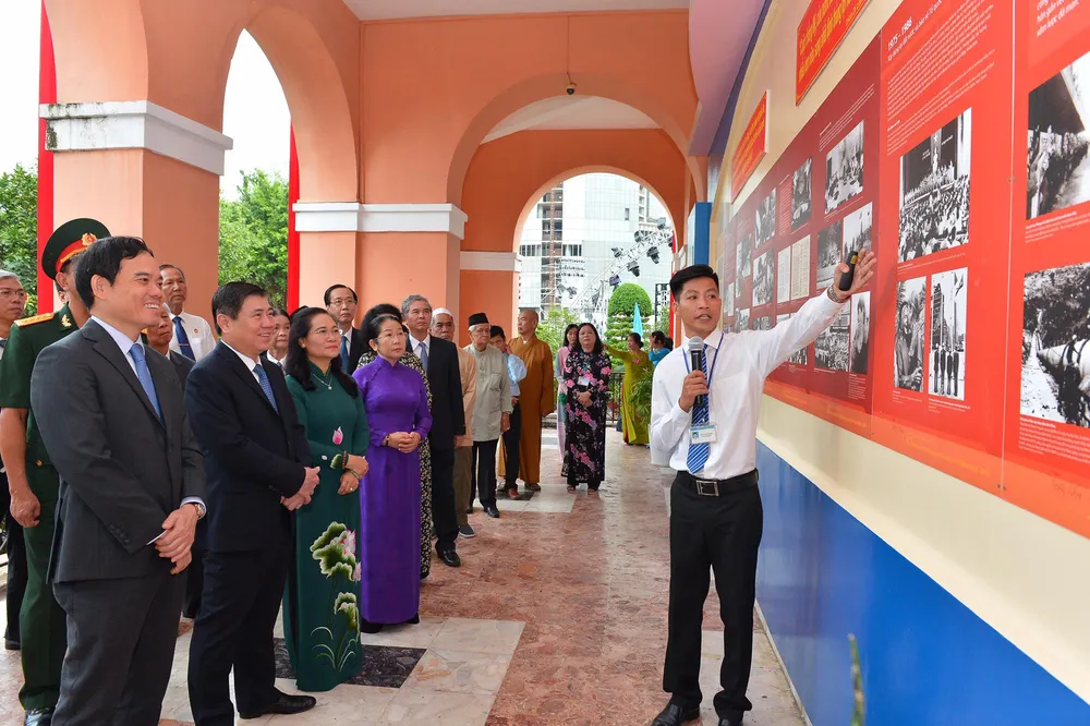 Lãnh đạo TPHCM dâng hương tưởng niệm Chủ tịch Hồ Chí Minh, Chủ tịch Tôn Đức Thắng ảnh 2