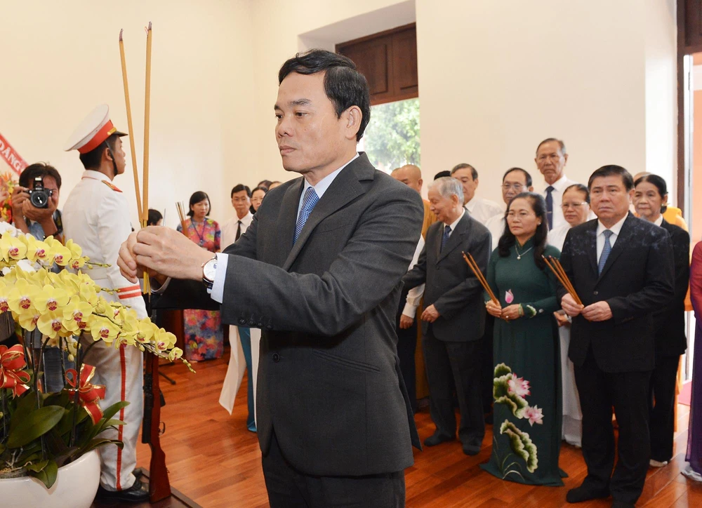 Phó Bí thư Thường trực Thành ủy TPHCM Trần Lưu Quang cùng đoàn lãnh đạo TP dâng hương Chủ tịch Hồ Chí Minh, tại Bảo tàng Hồ Chí Minh, Chi nhánh TPHCM. Ảnh: VIỆT DŨNG