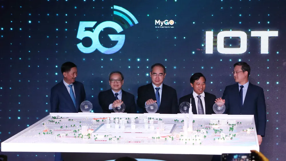 Lãnh đạo TPHCM cùng lãnh đạo Bộ Thông tin và Truyền thông, Tập đoàn Viettel nhấn nút khai trương mạng viễn thông 5G. Ảnh: MAI HOA