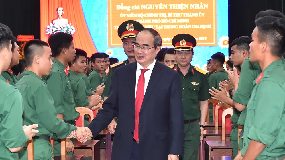 Bí thư Thành ủy Nguyễn Thiện Nhân thăm, làm việc với Trung đoàn Gia Định ảnh 2