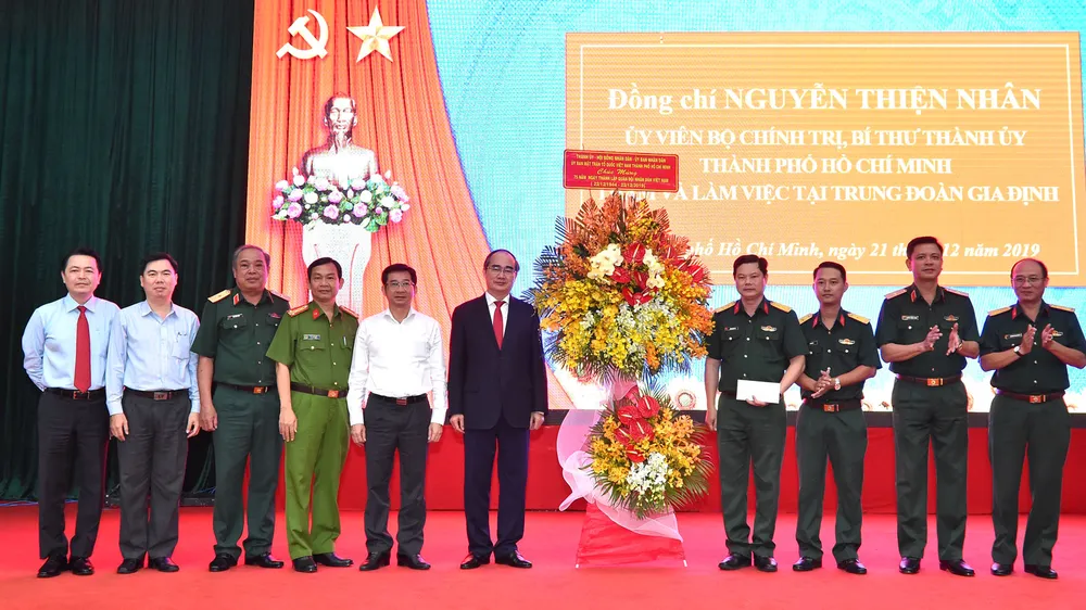 Bí thư Thành ủy Nguyễn Thiện Nhân thăm, làm việc với Trung đoàn Gia Định ảnh 1