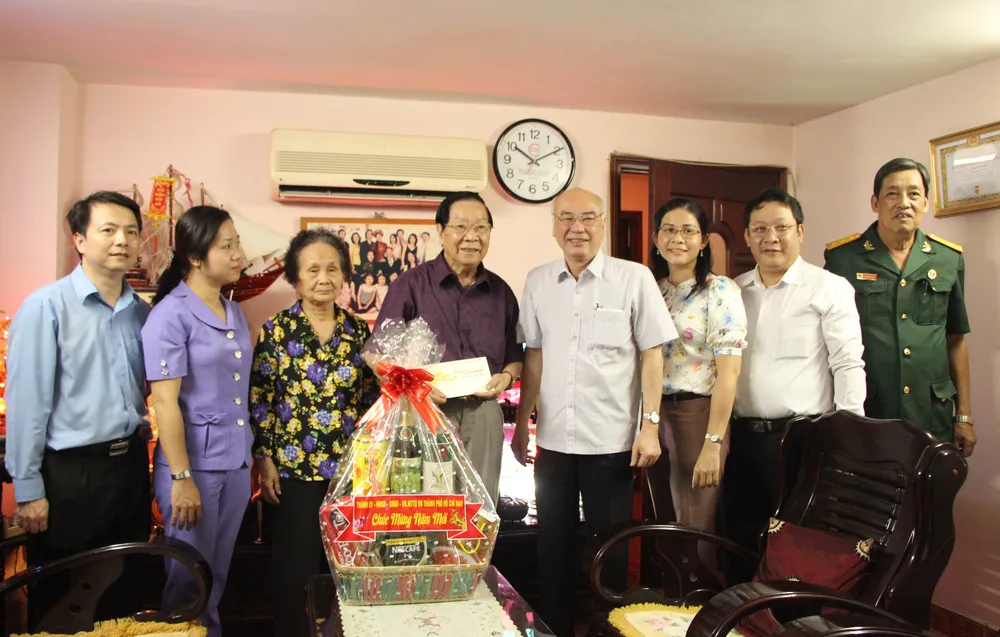 ​Lãnh đạo TPHCM thăm, chúc tết bà con Quận 5 và Bệnh viện Nhân dân 115 ảnh 2