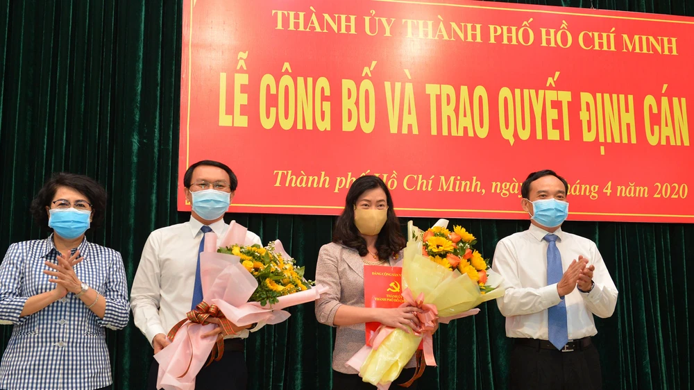 Phó Bí thư Thường trực Thành ủy TPHCM Trần Lưu Quang và Chủ tịch MTTQVN-TPHCM Tô Thị Bích Châu chúc mừng đồng chí Lâm Đình Thắng và đồng chí Triệu Lệ Khánh. Ảnh: VIỆT DŨNG