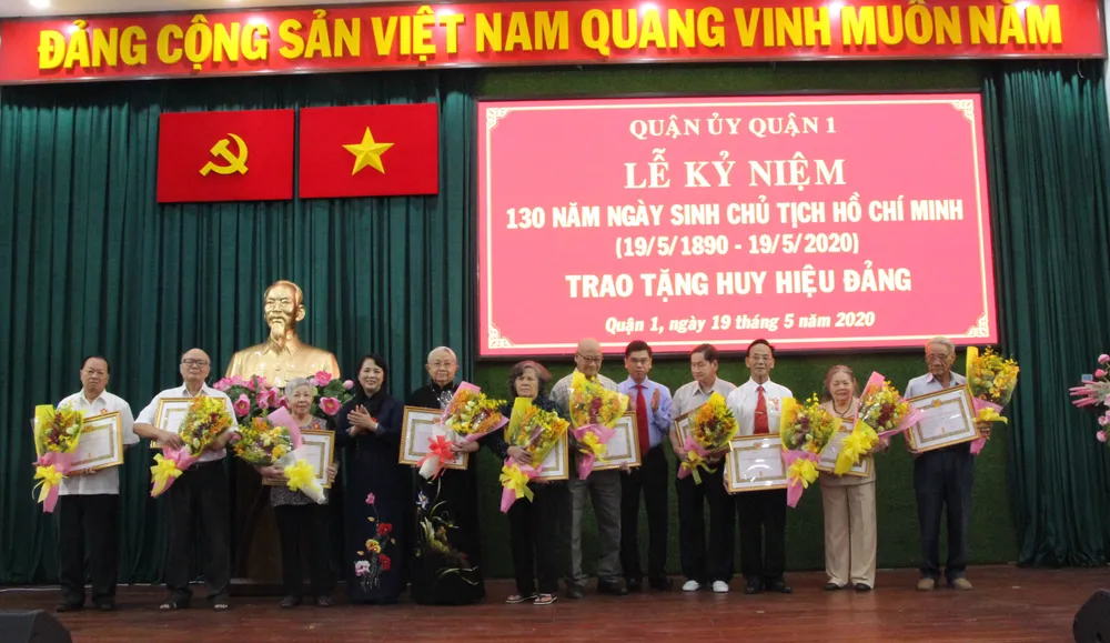 Quận ủy quận 1 trao Huy hiệu Đảng đợt 19-5 cho 140 đảng viên  ảnh 2