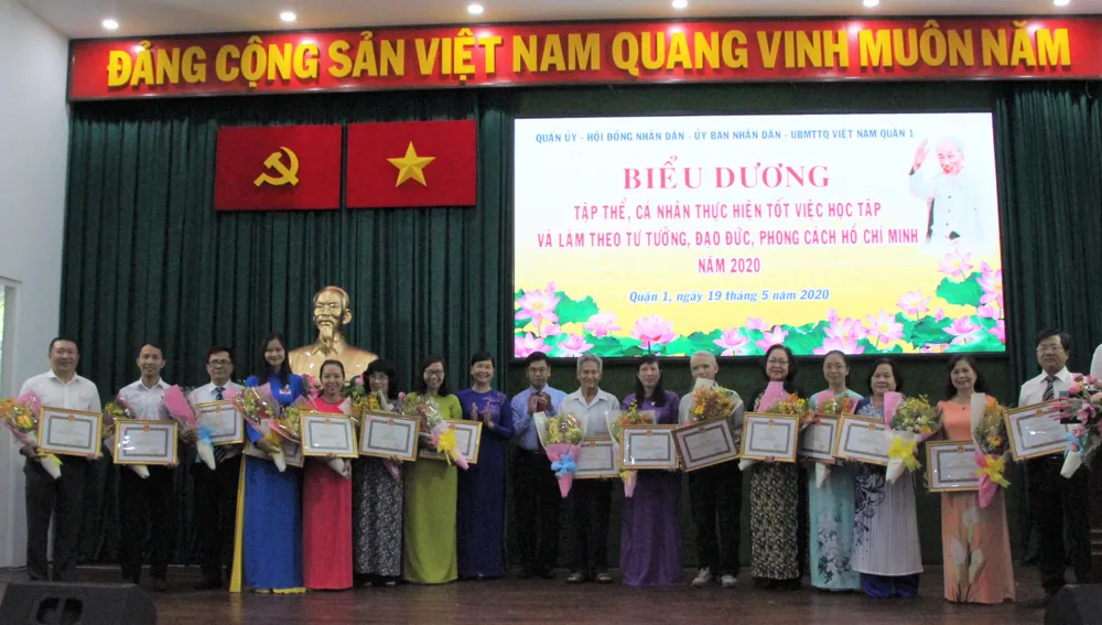 Quận ủy quận 1 trao Huy hiệu Đảng đợt 19-5 cho 140 đảng viên  ảnh 3