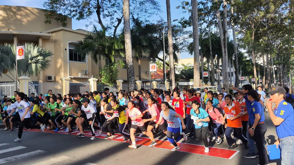 Quận 5 tặng máy may, xe máy, sửa nhà cho các hộ khó khăn ảnh 9