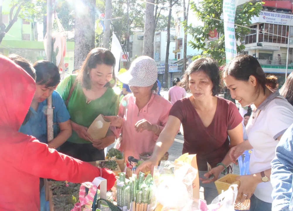 Quận 5 tặng máy may, xe máy, sửa nhà cho các hộ khó khăn ảnh 2