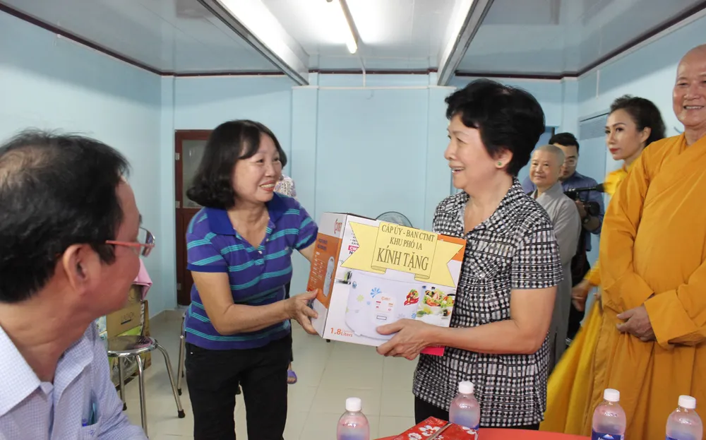 Quận 5 tặng máy may, xe máy, sửa nhà cho các hộ khó khăn ảnh 8