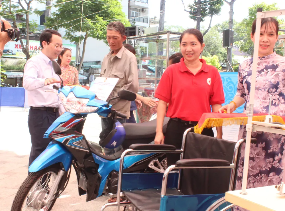 Quận 5 tặng máy may, xe máy, sửa nhà cho các hộ khó khăn ảnh 3