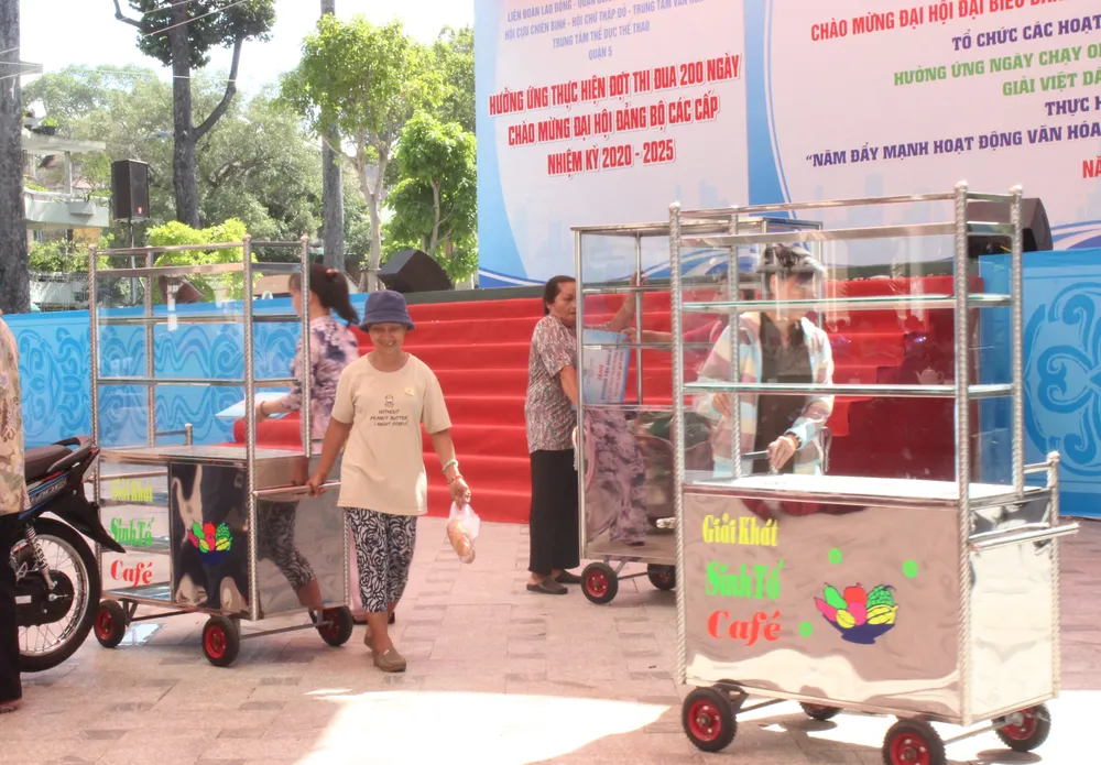 Quận 5 tặng máy may, xe máy, sửa nhà cho các hộ khó khăn ảnh 5