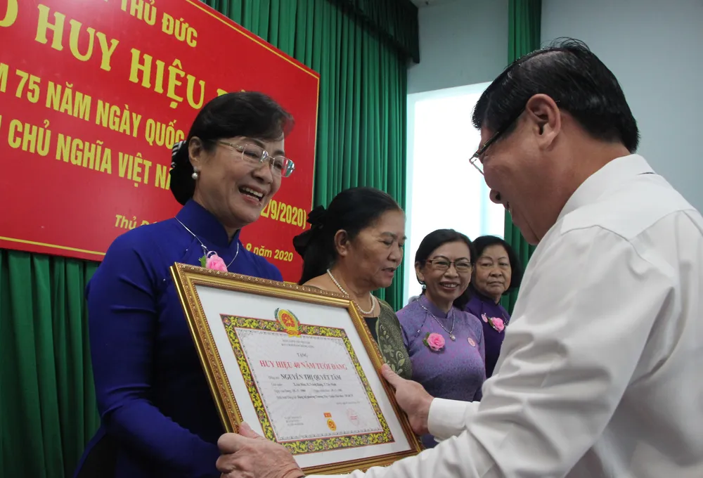 ​Chủ tịch UBND TPHCM Nguyễn Thành Phong trao Huy hiệu Đảng tại quận 9, Thủ Đức ảnh 3