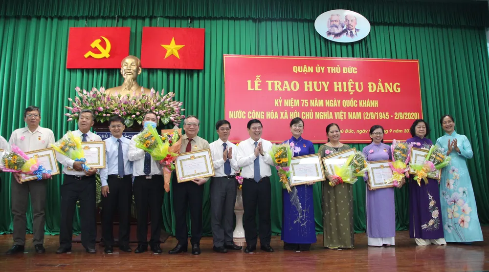 ​Chủ tịch UBND TPHCM Nguyễn Thành Phong trao Huy hiệu Đảng tại quận 9, Thủ Đức ảnh 4