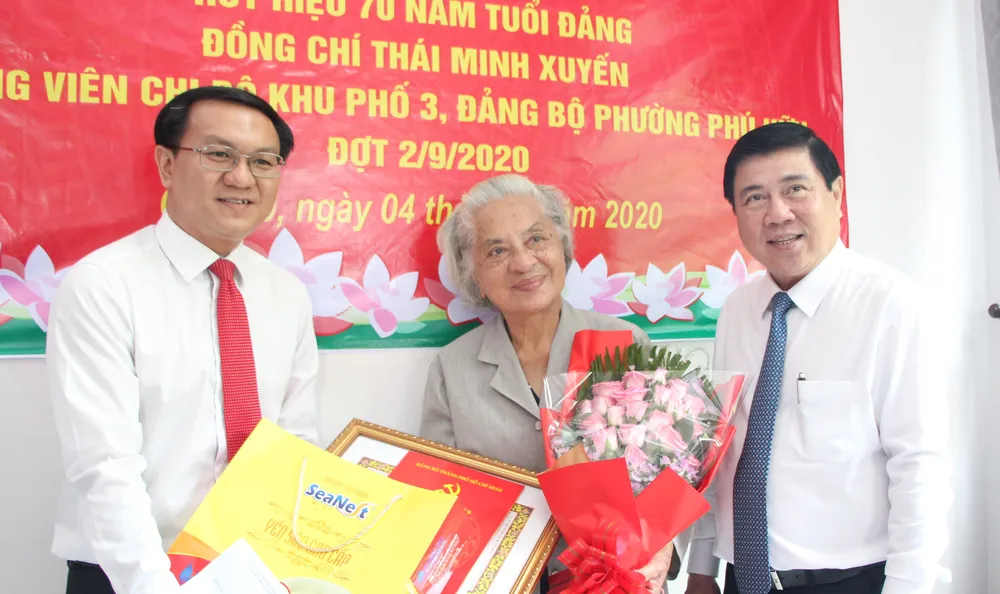 ​Chủ tịch UBND TPHCM Nguyễn Thành Phong trao Huy hiệu Đảng tại quận 9, Thủ Đức ảnh 5