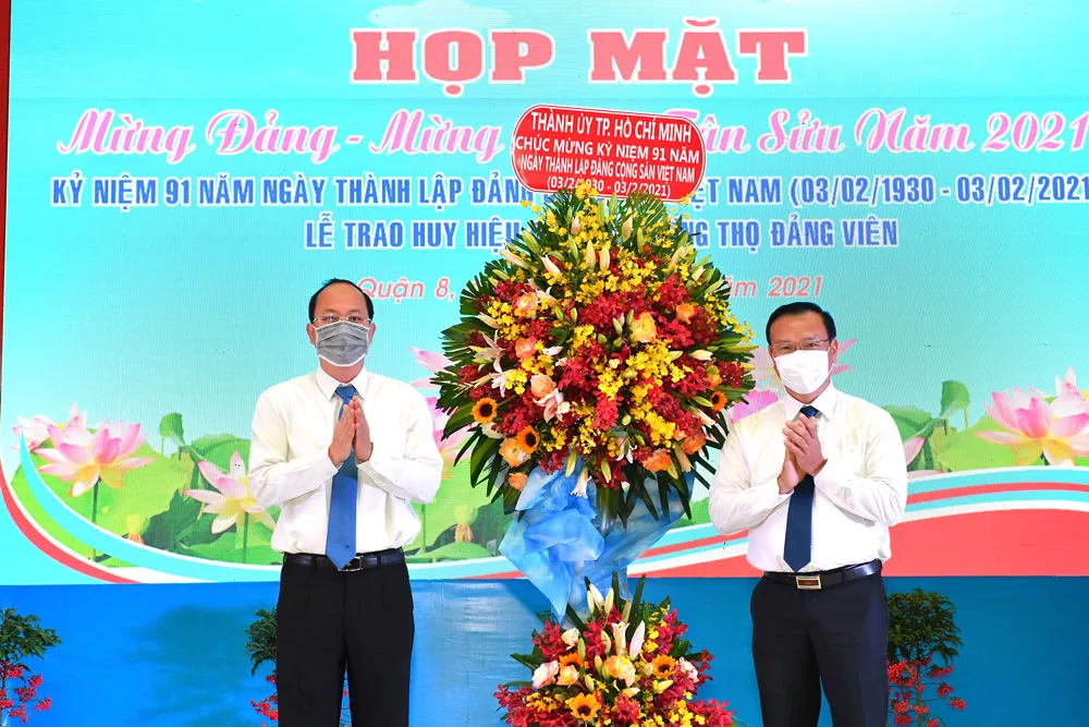 Quận 8 trao Huy hiệu Đảng cho 79 đảng viên ảnh 2